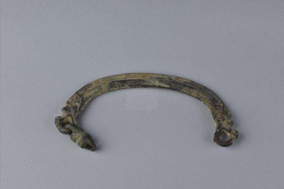 汉双龙首铜提梁