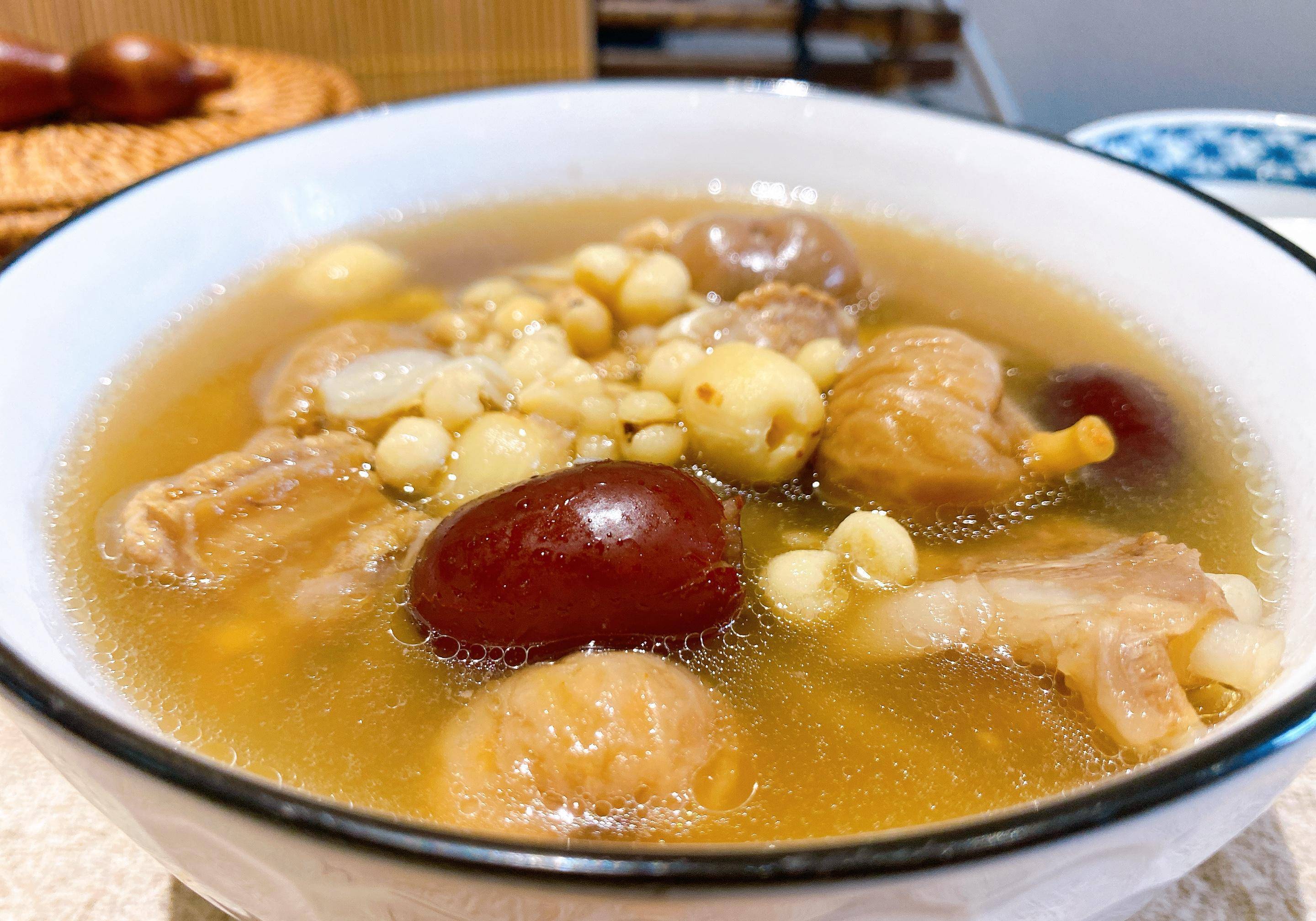 淮山芡实莲子炖柴鸡