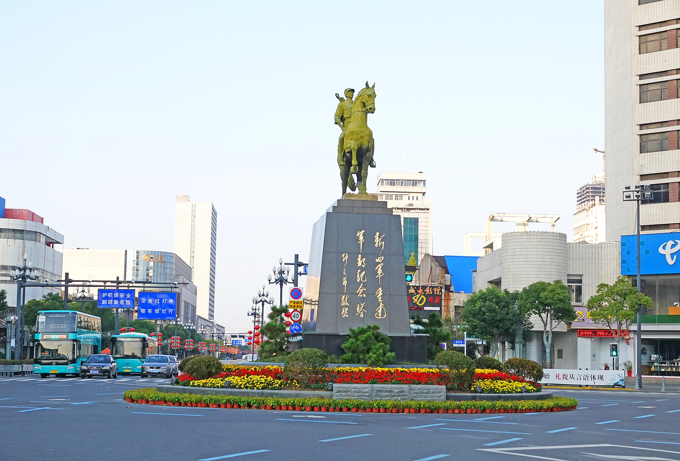 是盐城最显著的城市地标与精神象征,俗称"大铜马"
