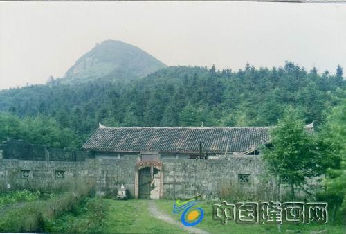 宝莲仙寺,位于湖南省隆回县西北邻近洞口,溆浦之白马山山顶