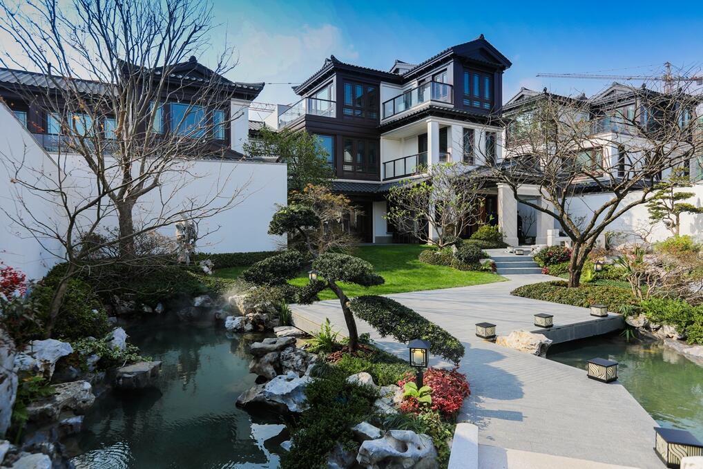 宜和园位于杭州市中心申花核心区块,项目由6幢现代高层和2幢中式合院