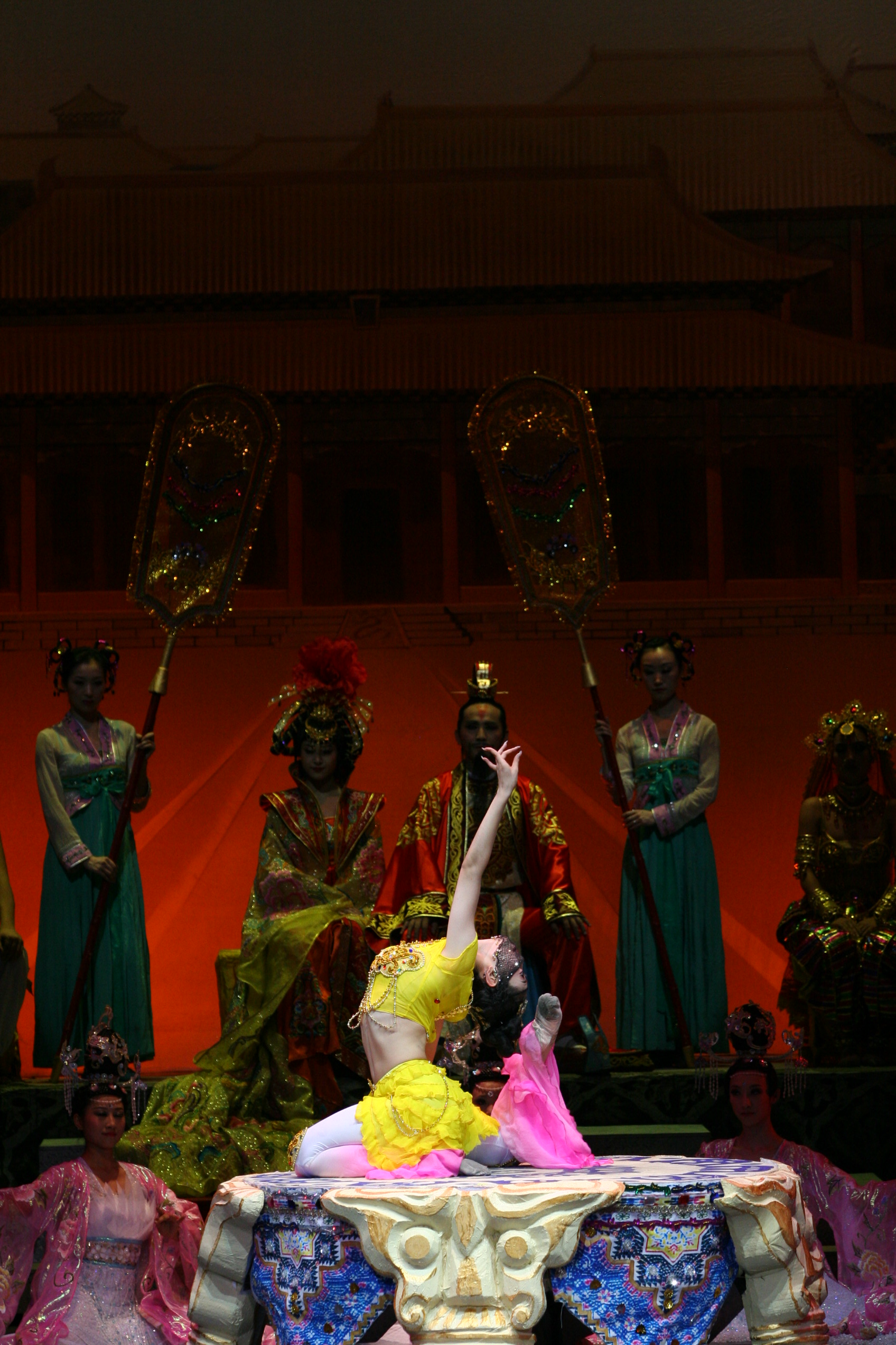  p>《丝路花雨》是中国自1979年起首演的大型民族舞剧,由《丝路花雨》