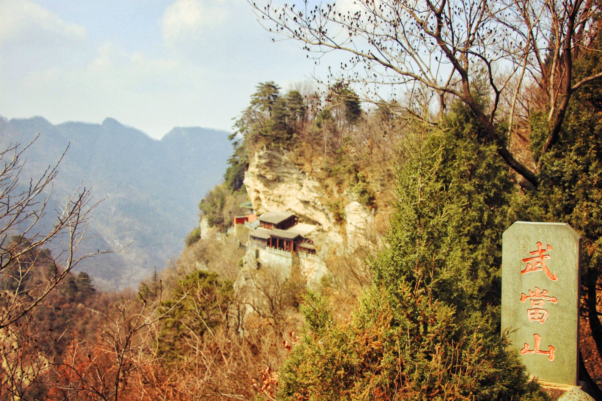 实际上是一座岛屿,位于 a target="_blank" href="/item/镜泊湖