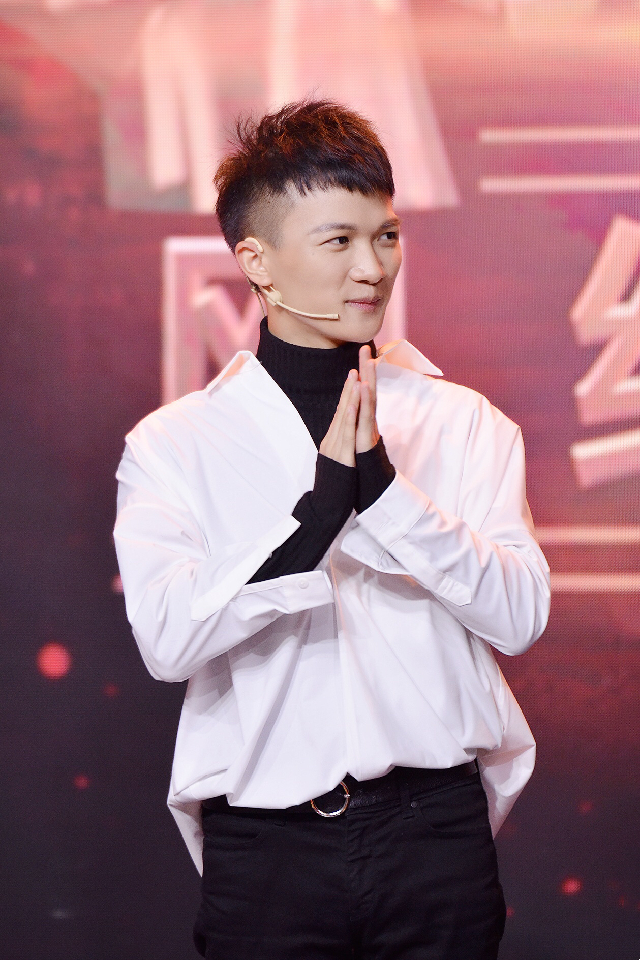  p>周深,1992年9月29日出生于湖南邵阳,长于贵州贵阳,中国内地男歌手