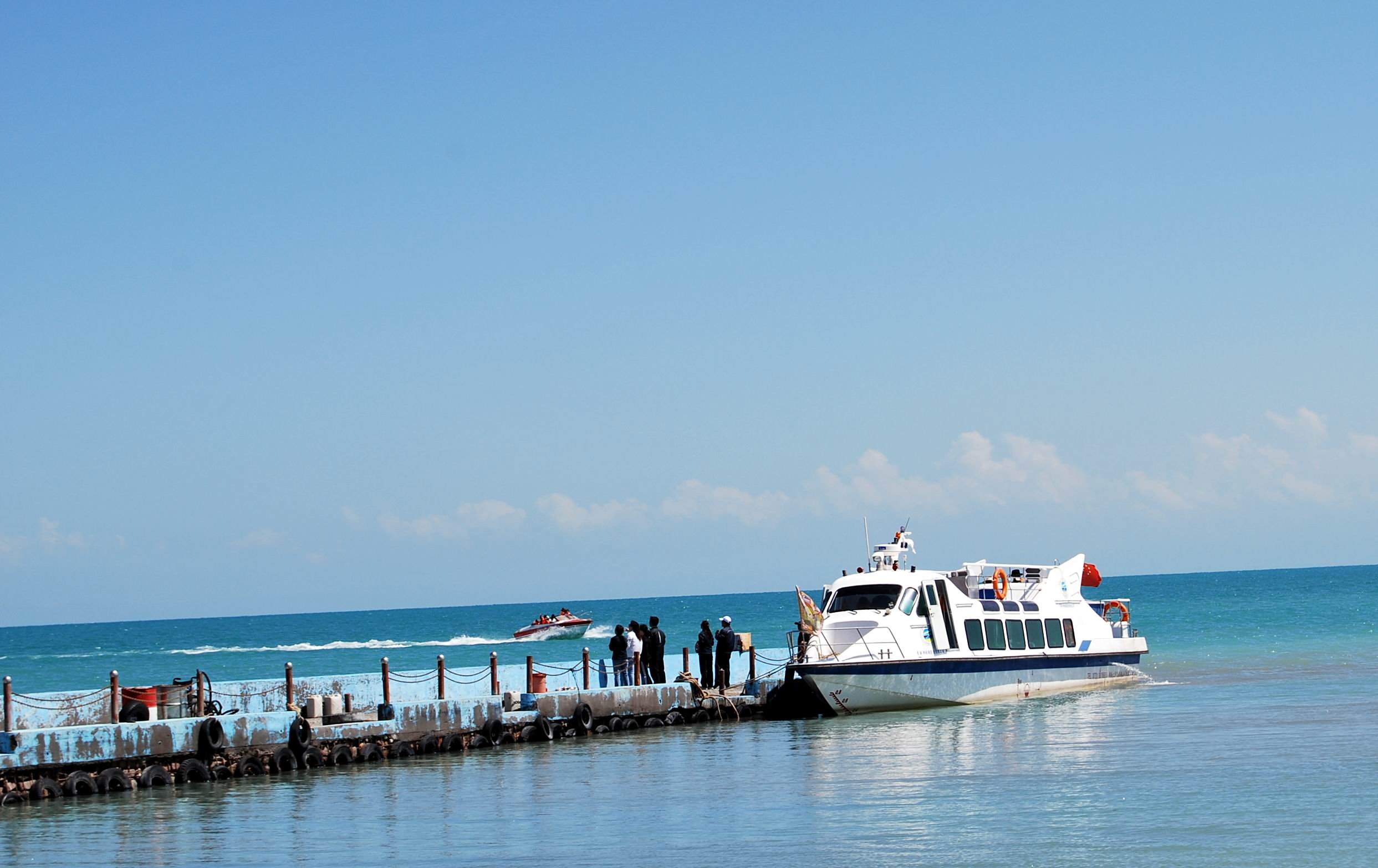  p>青海湖鸟岛,因岛上栖息数以十万计的候鸟而得名.