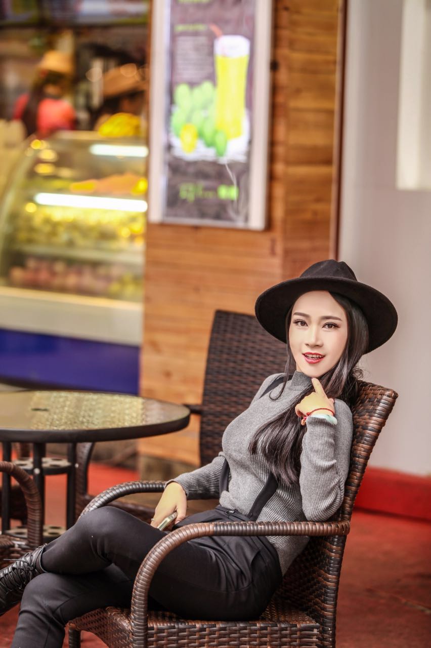  p>陈梓音,别名悠悠,中国内地女歌手,湖南常德人,2004年毕业于湖南