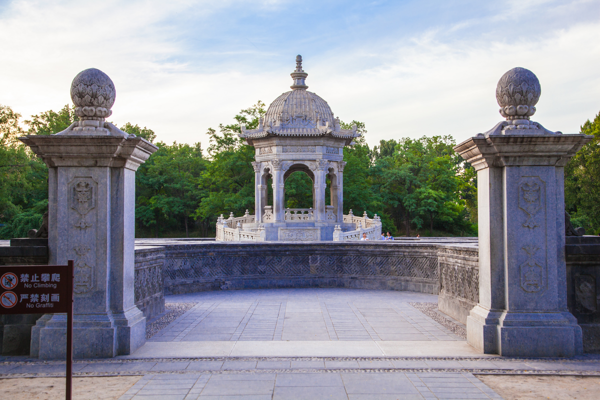 由圆明园及其附园长春园和绮春园(后改名万春园)组成,也叫圆明三园,有