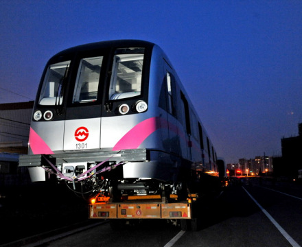 上海地铁13号线首列车抵沪