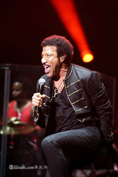  p>莱昂纳尔·里奇 i>(lionel richie) /i>,1949年6月20日出生于美国