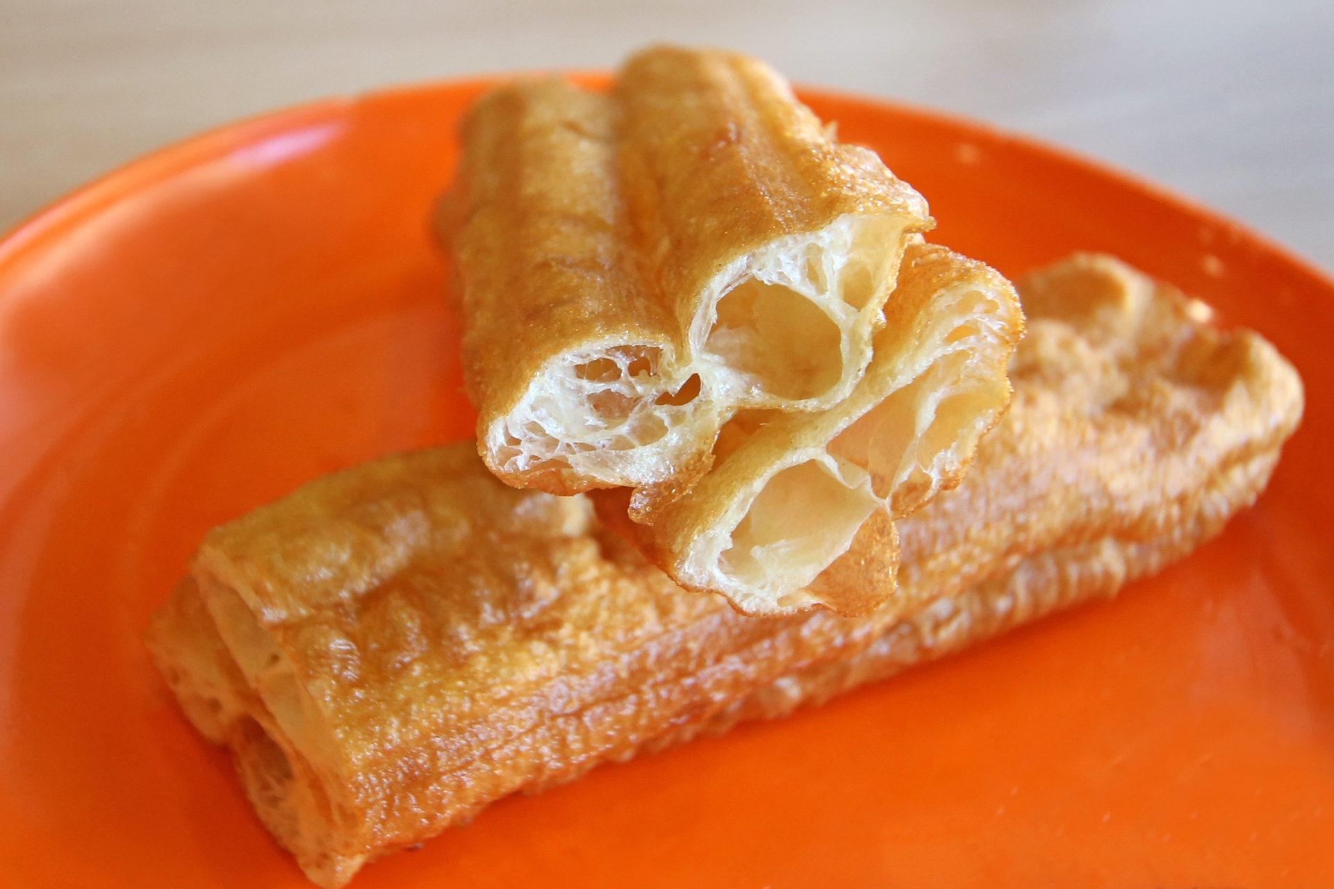 长条形中空的 a target="_blank" href="/item/油炸食品/4095657"