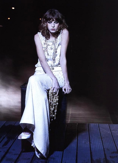  p>安吉拉·林德沃 (angela lindvall) ,1979年出生于美国密苏里州