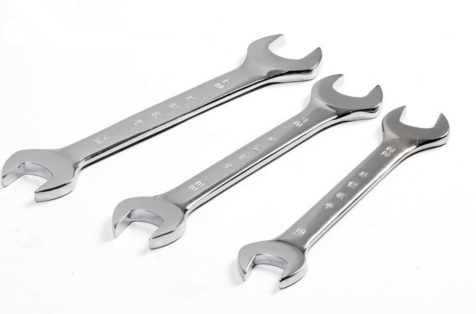  p>呆扳手的一端或两端带有固定尺寸的开口,其开口尺寸与螺钉头,螺母