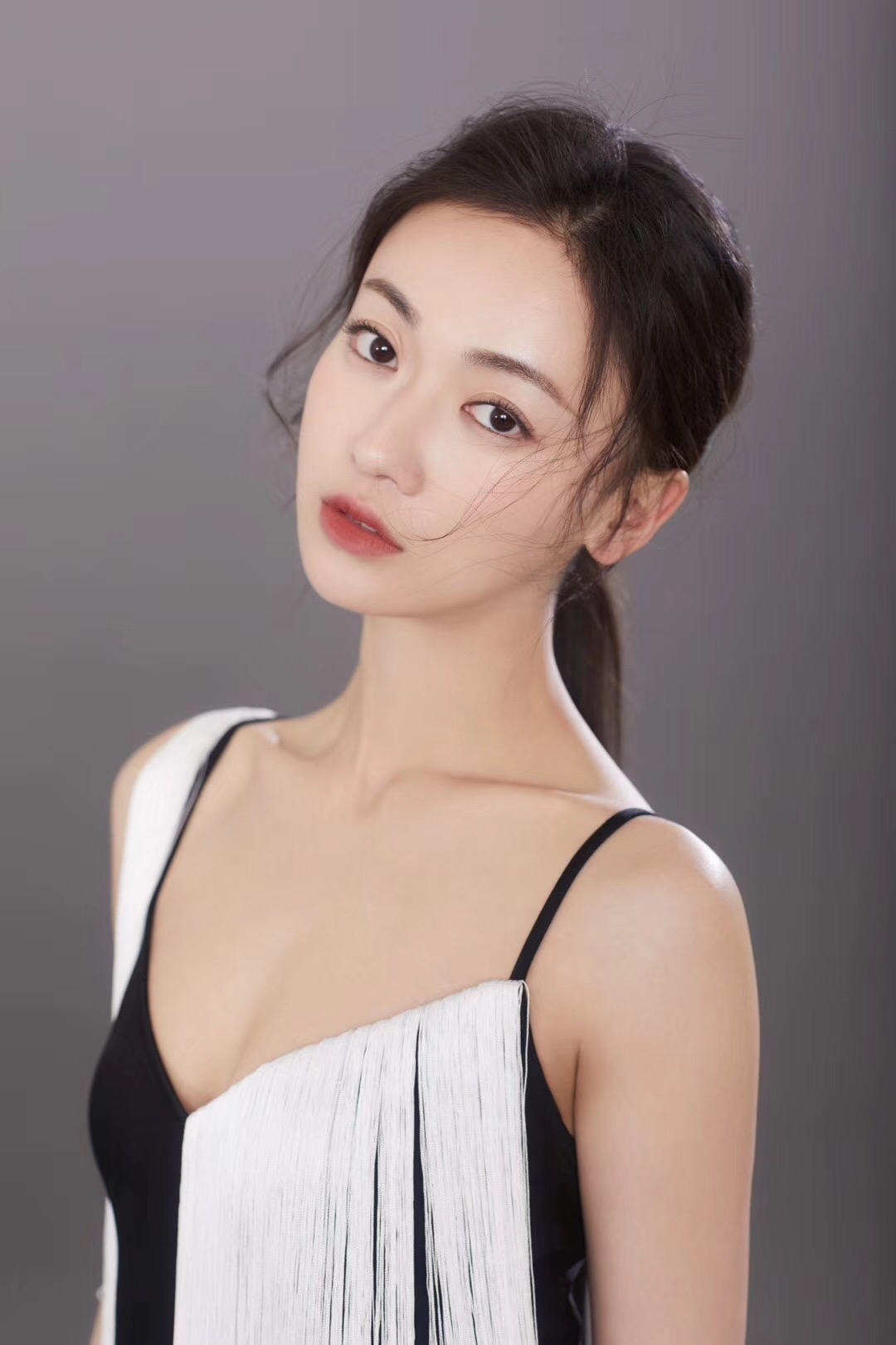  p>吴谨言,1990年8月16日出生于四川省成都市都江堰市,毕业于 a