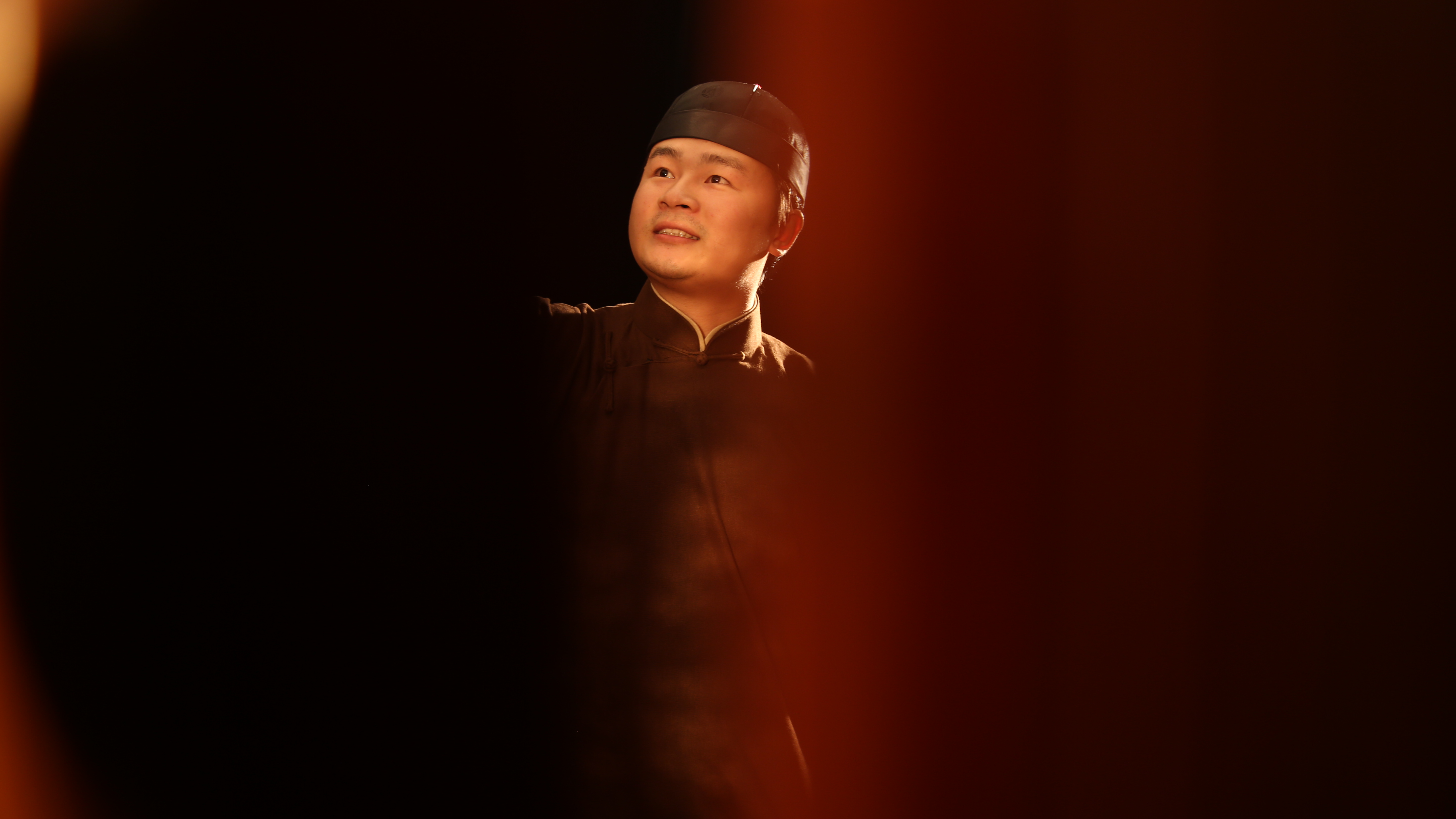  p>方浩然,口技演员,国家级非物质文化遗产口技项目第四代传承人.