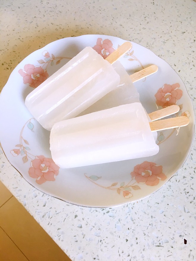 盐水冰棒是以淀粉,蜂蜜,柠檬汁为主要食材,利用冰棍模具制作而成的