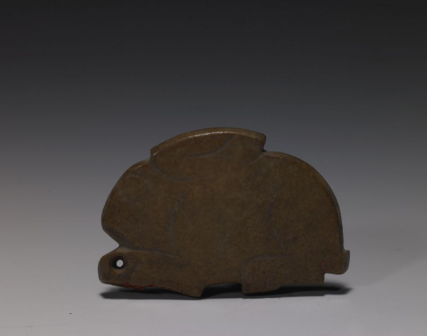  p>商黄玉兔佩是商代的一件玉器作品. /p>