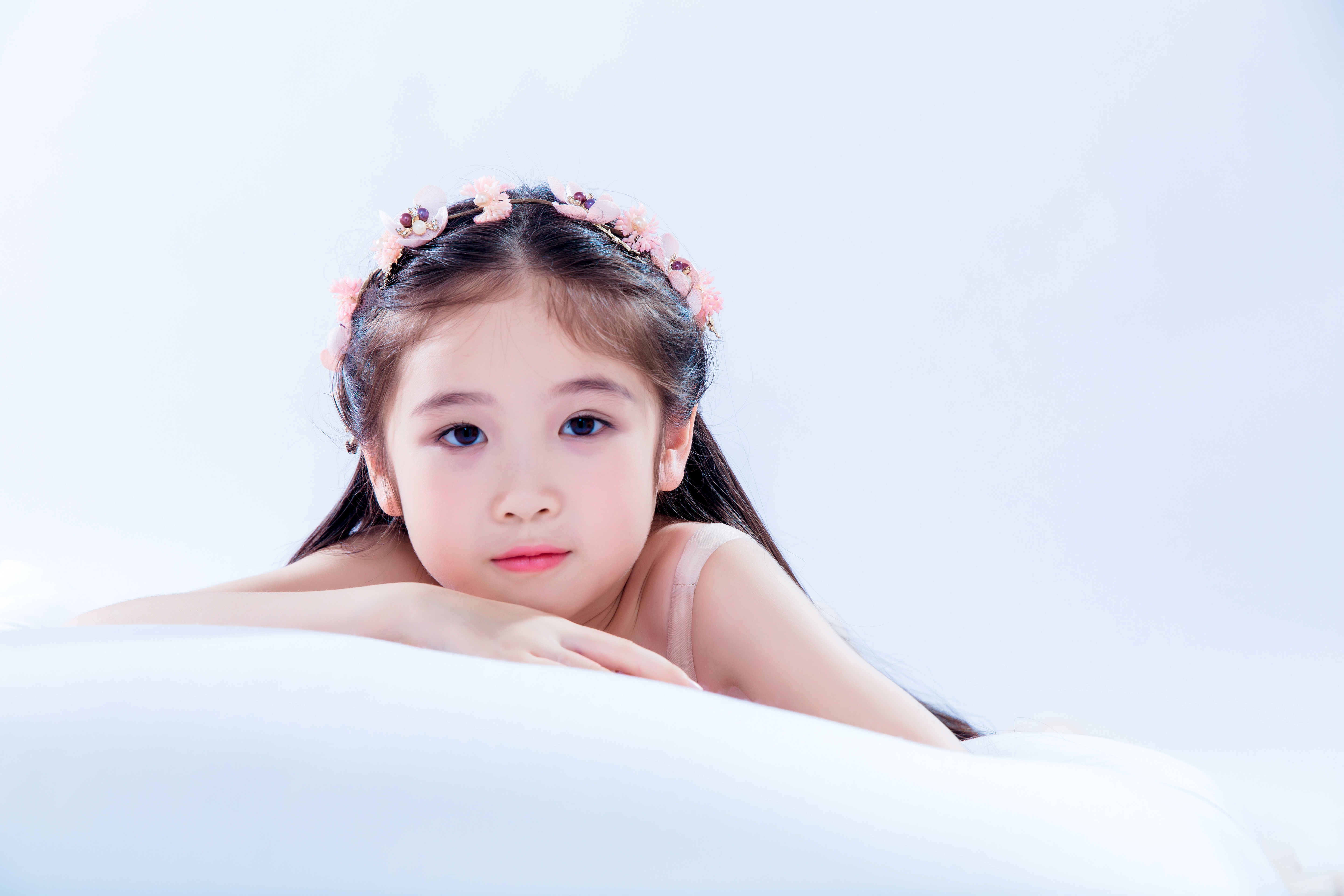  p>邓文怡,2009年11月14日出生于香港,童星,中国香港女歌手.