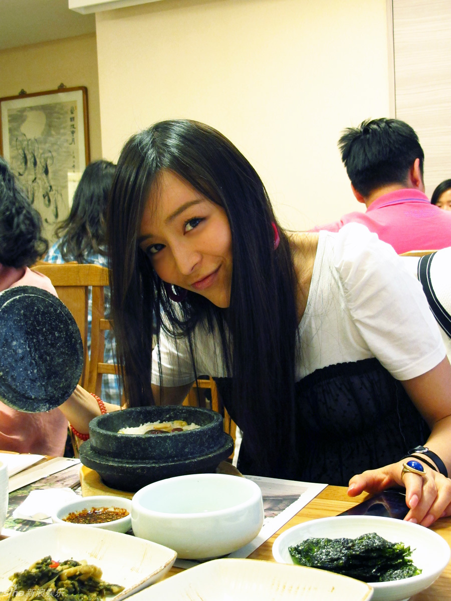  p>张静初,原名张静,1980年2月2日出生于福建省三明市永安市,中国内地