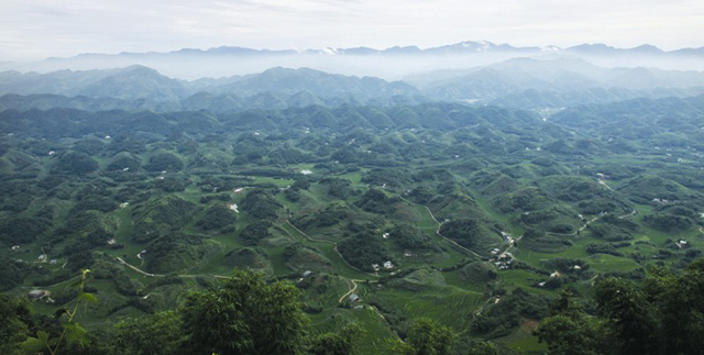  p>四川盆地是 a target="_blank" href="/item/中国四大盆地/2980869