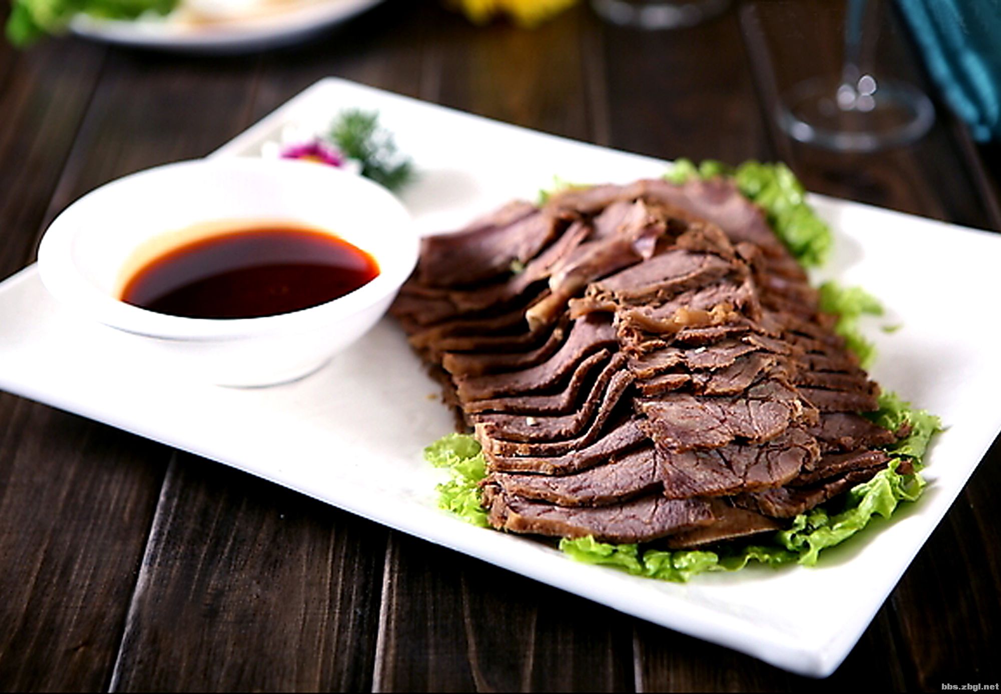 data-id="go09bz1328">家常酱牛腱所属一款美食之一,主要原料有牛腱子