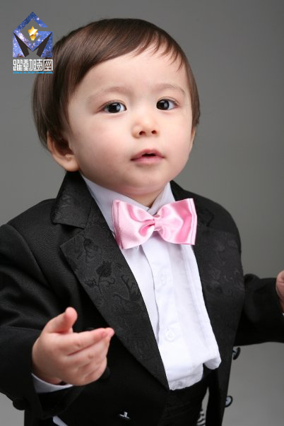  p>文梅森(mason),2007年3月21日出生,韩国童星,是个混血儿,妈妈是