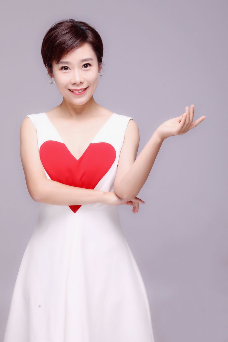 西都市频道《谁是赢家》的主持人岩妍.