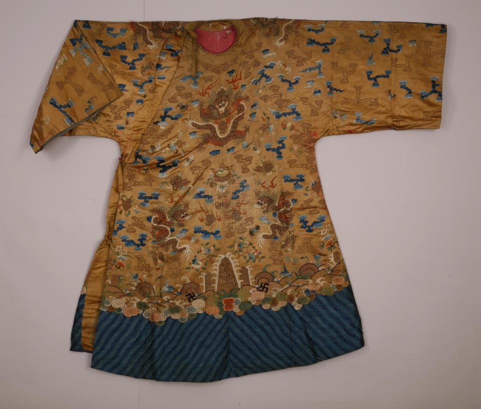 明黄缎绣花龙袍