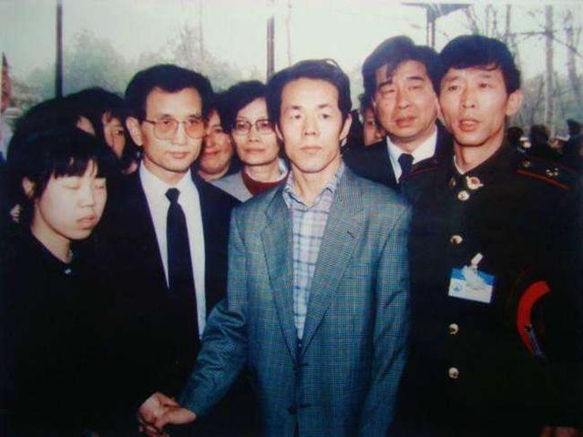 “特异功能大师”张宝胜：靠两项“气功神技”，忽悠了大半个中国_百科TA说