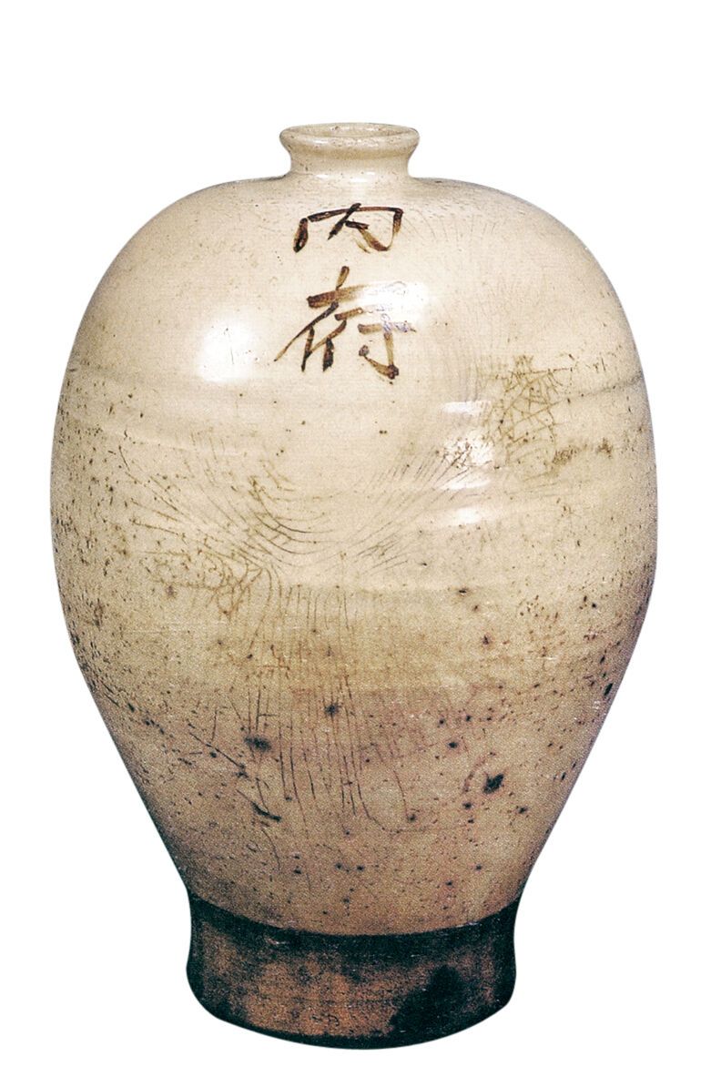 R556. 河北省博物館所蔵 元時代 景徳鎮 白磁枢府手 陽刻龍