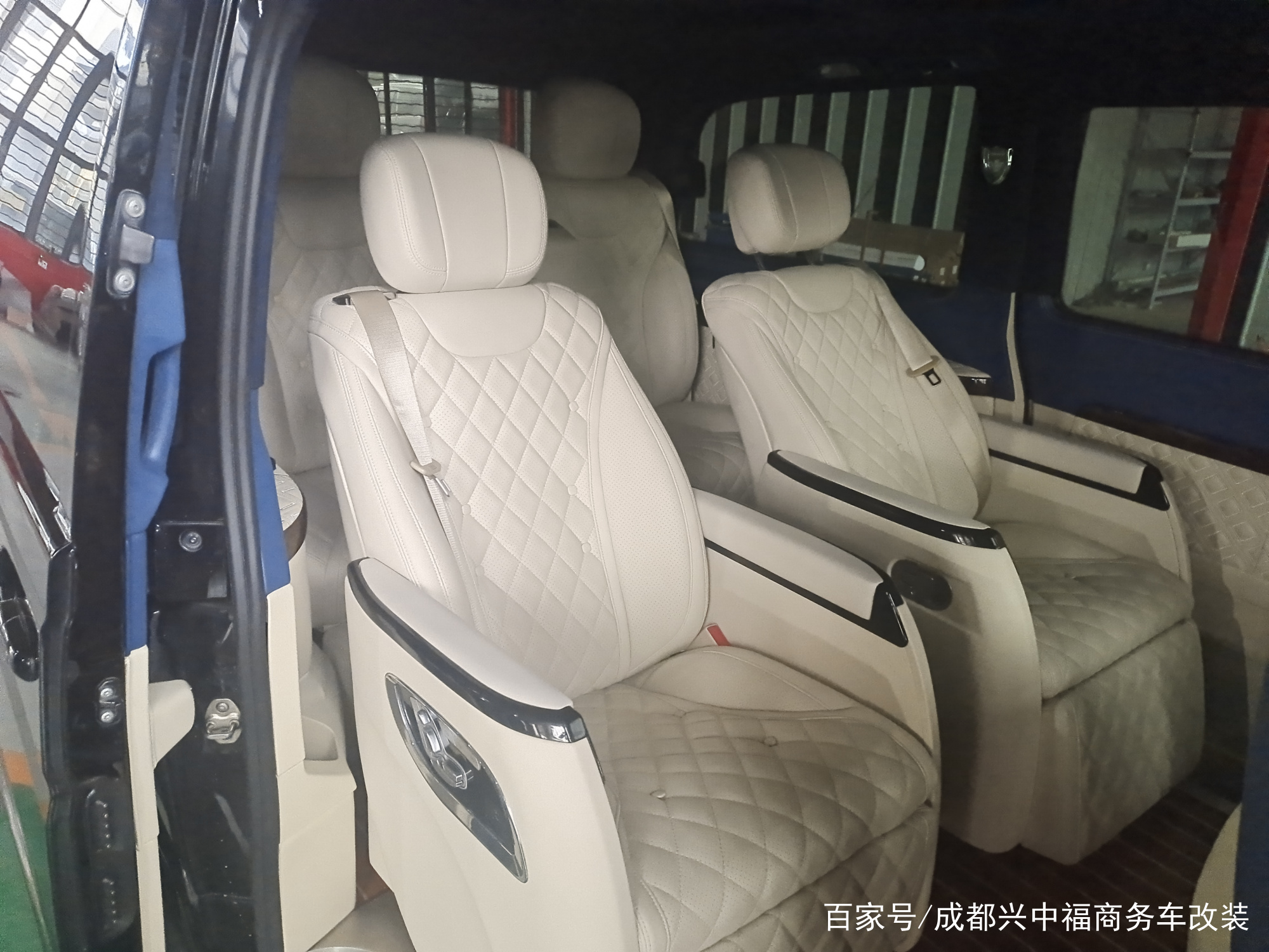 奔驰唯雅诺内饰翻新改装，这样的一款商务车能得到你的青睐嘛！_百科TA说