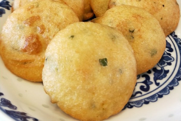  p data-id="gnwf9frcc1">福建油饼是福建地区传统的一种用米浆炸制的