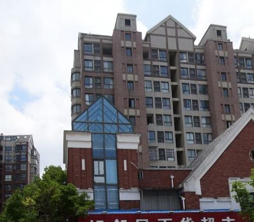  p>布鲁斯小镇(别墅)位于上海市浦东惠南,由绿城集团建成,总建筑面积