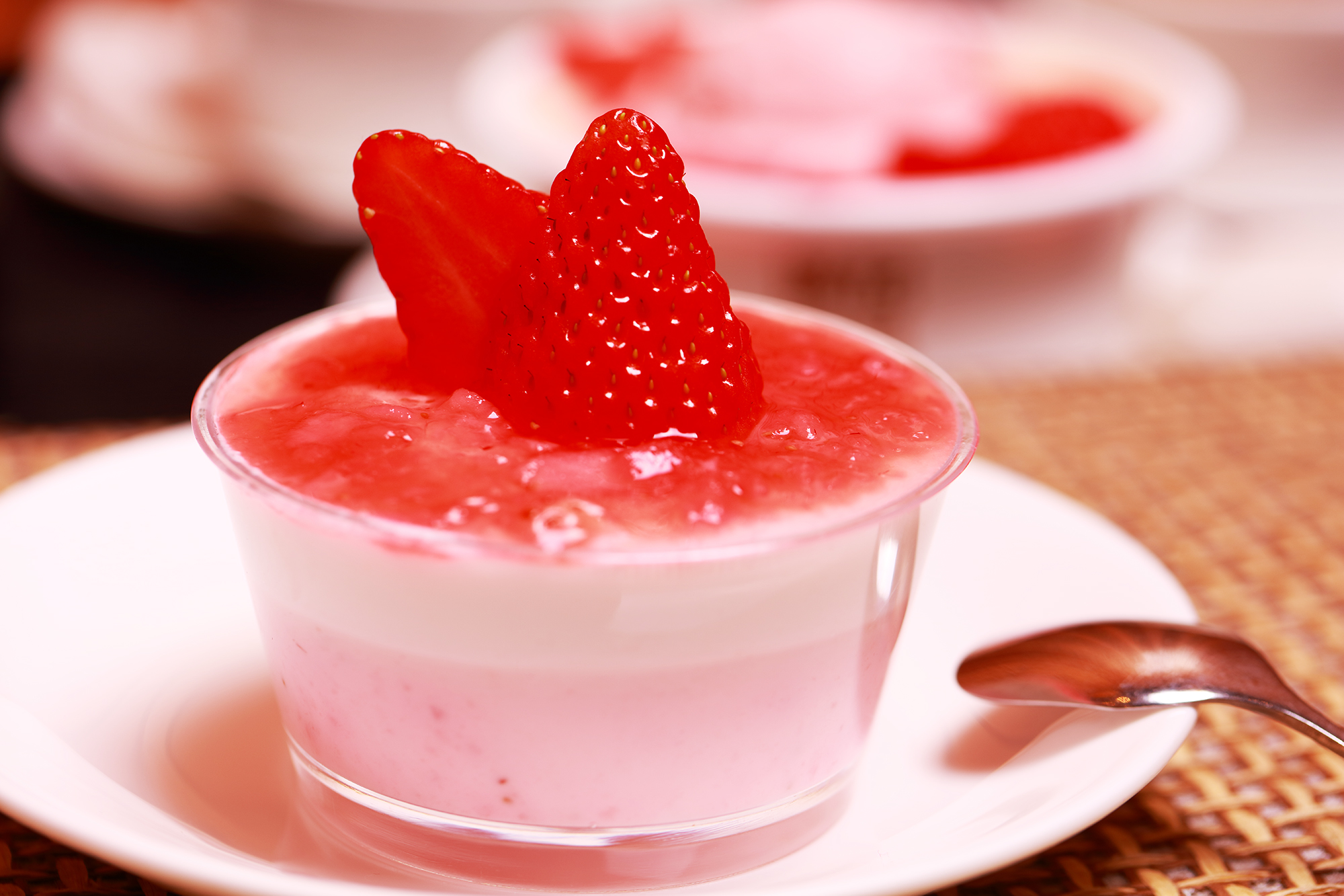 西班牙布丁与醋草莓