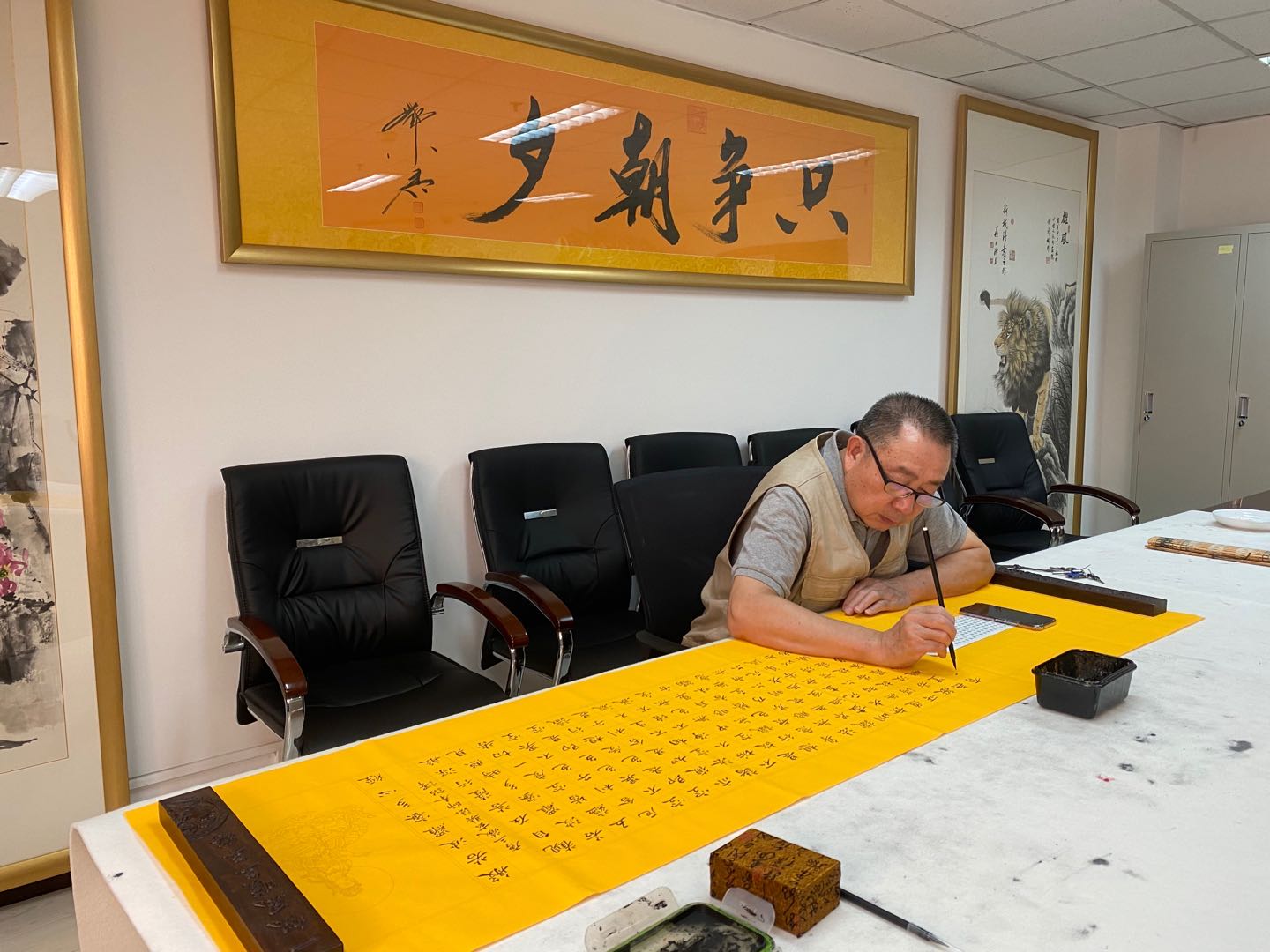 1lvq6t02">1 /sup>是在各级领导,著名书画家和社会各界朋友的关怀和支