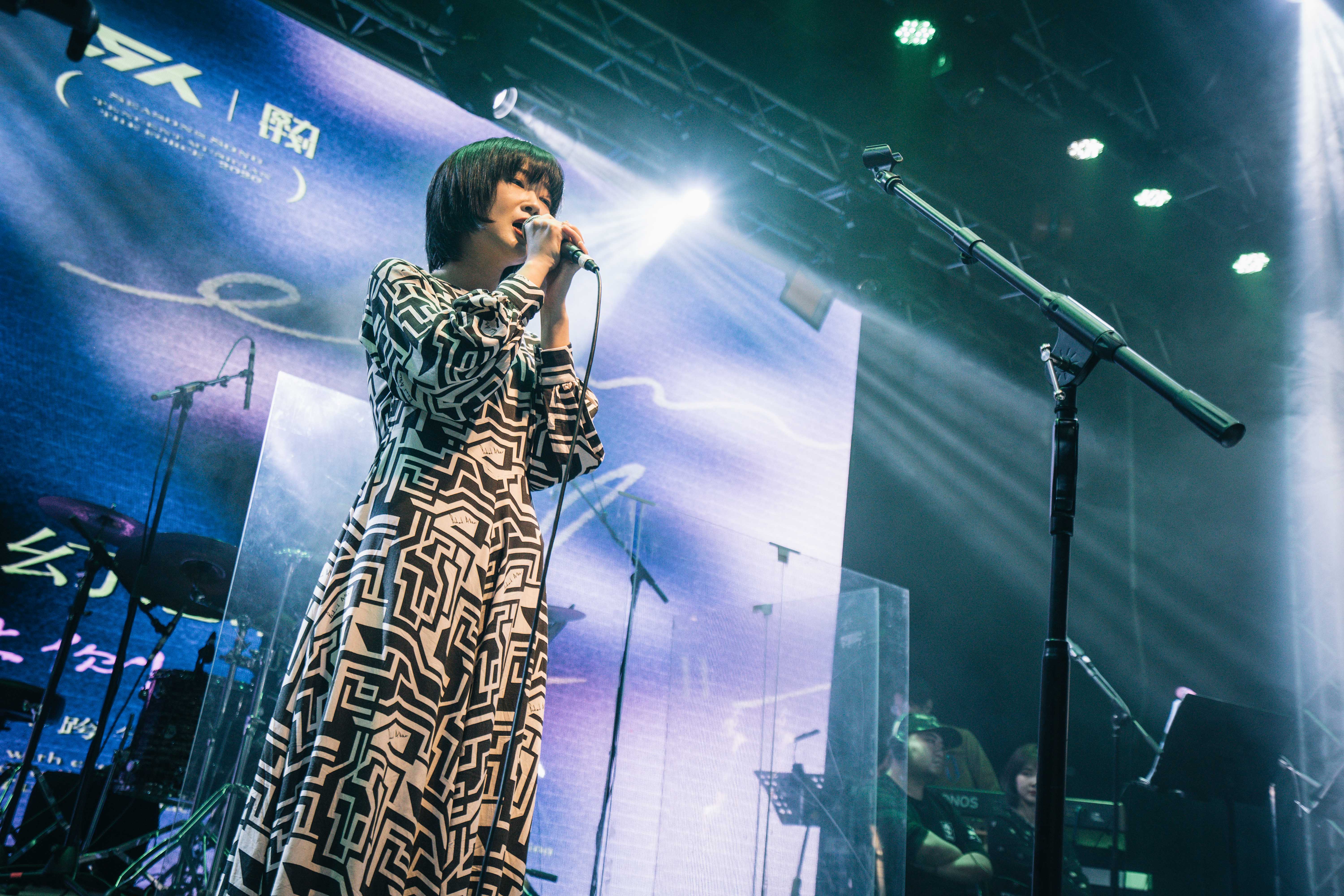  p>林侧,女,1993年出生,诗人,音乐人.