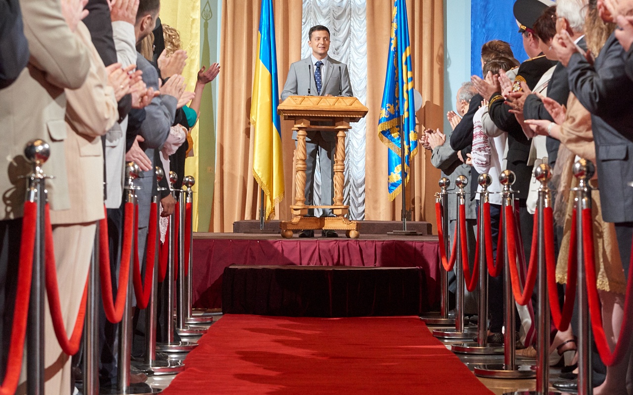 《人民公仆》是由kvartal 95工作室制作的24集政治讽刺喜剧电视剧