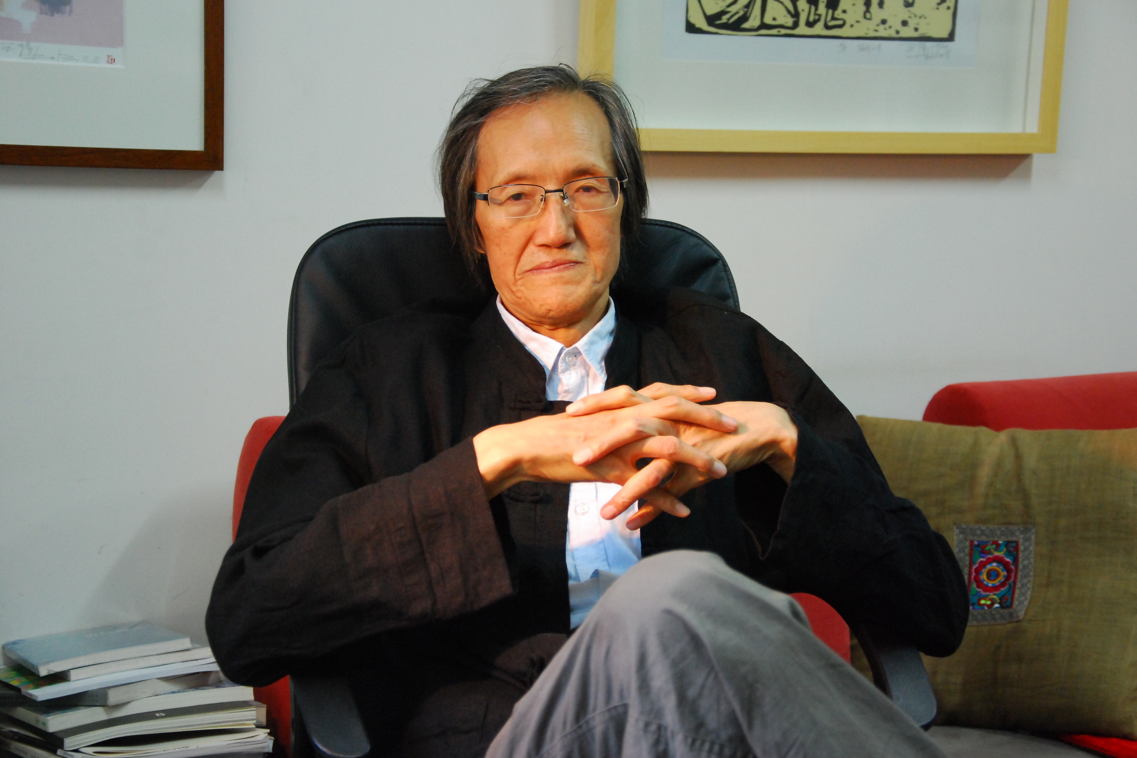  p data-id="ssiwyflw1h9s">王炜,号禅荷山人,1942年生于重庆,毕业于