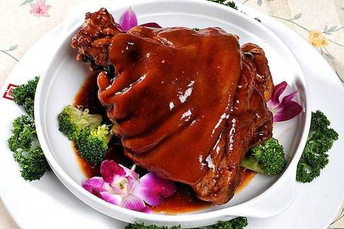  p>火踵蹄膀,也称金银蹄,是浙江省传统的名菜,制作材料有猪肘, a