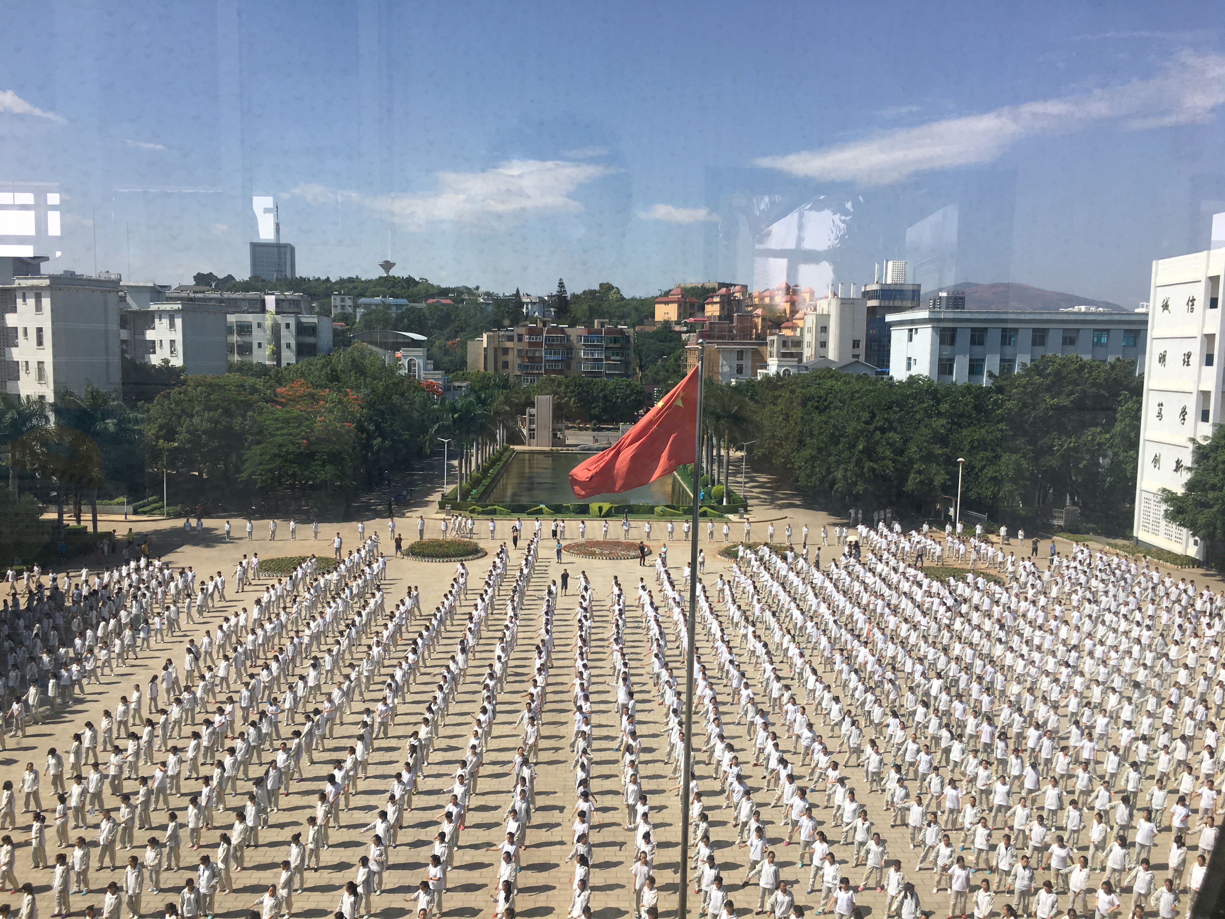  p>开远市第一中学是云南省一级完全中学,简称开远一中.