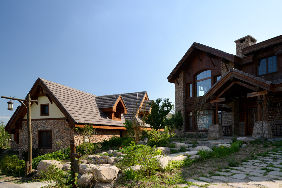  p>原乡美利坚位于延庆古崖居西侧,三面环山,南临官厅水库,地形覆盖