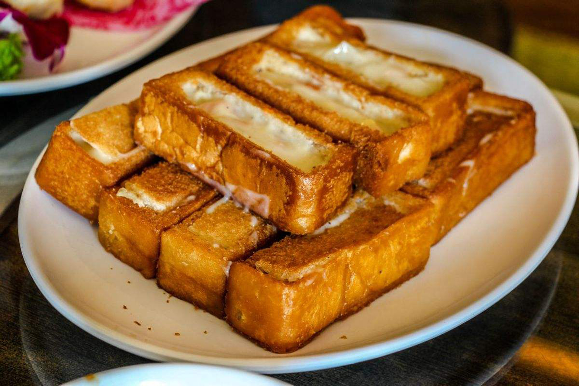  p data-id="gnyweyryqb">棺材板,是台湾一道非常有名的小吃.