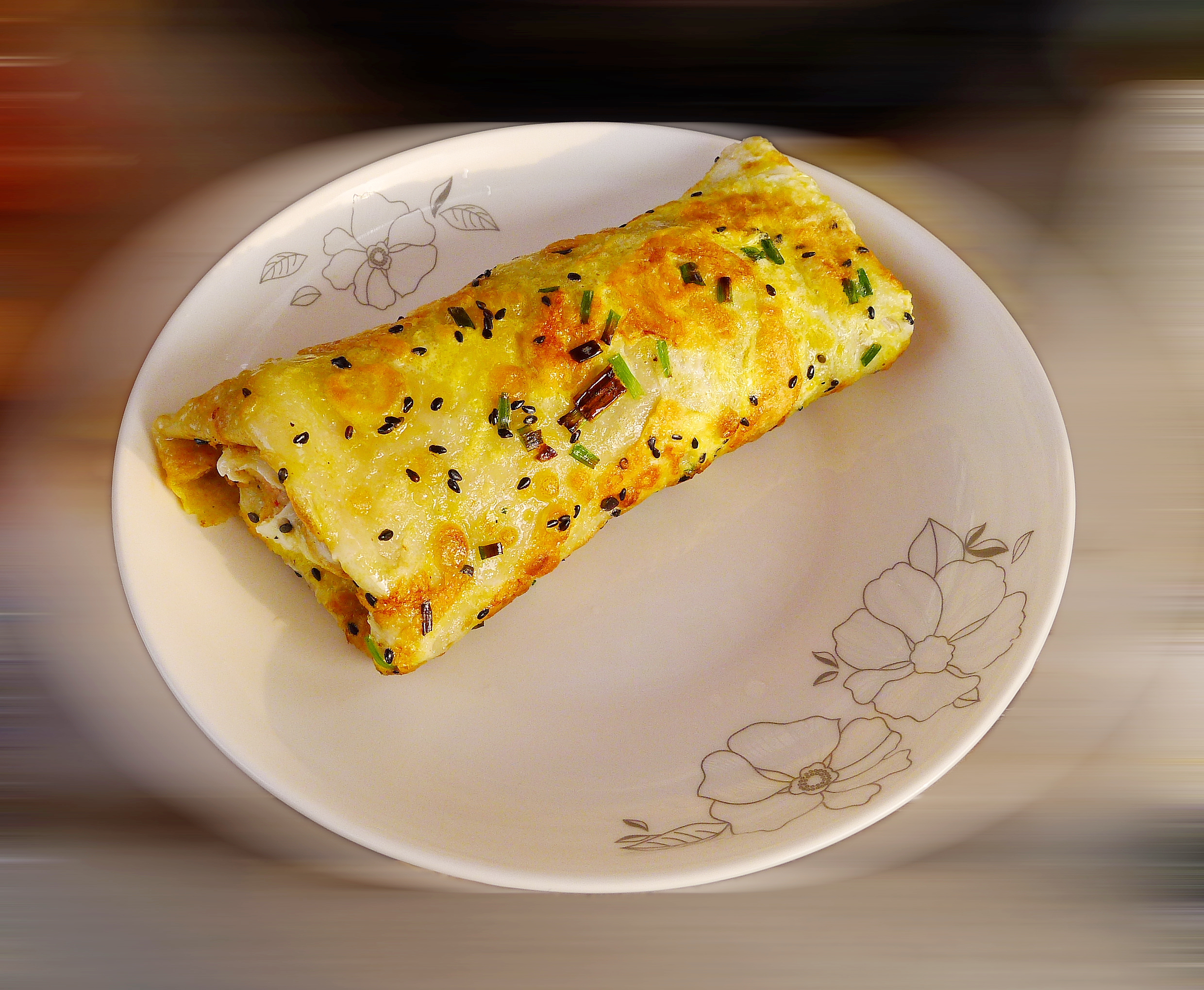  p>鸡蛋饼是由新鲜的鸡蛋,优质面粉,淀粉,食用盐,鸡精,葱,油,火腿肠等