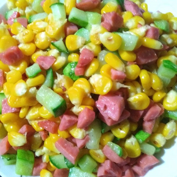  p>玉米火腿炒黄瓜,是一道家常菜,制作原料主要有熟玉米粒,火腿,黄瓜.