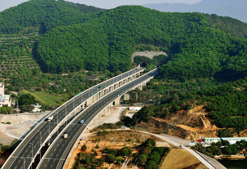  p>东莞—惠州高速公路,简称莞惠高速公路,是中国广东省境内一条连接