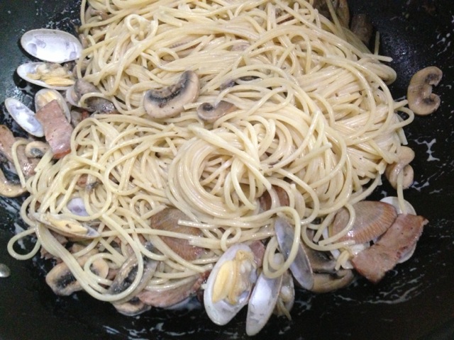 主料是意粉,白蘑菇,培根片,花甲,辅料是淡奶油,纯牛奶,生粉,马苏里拉