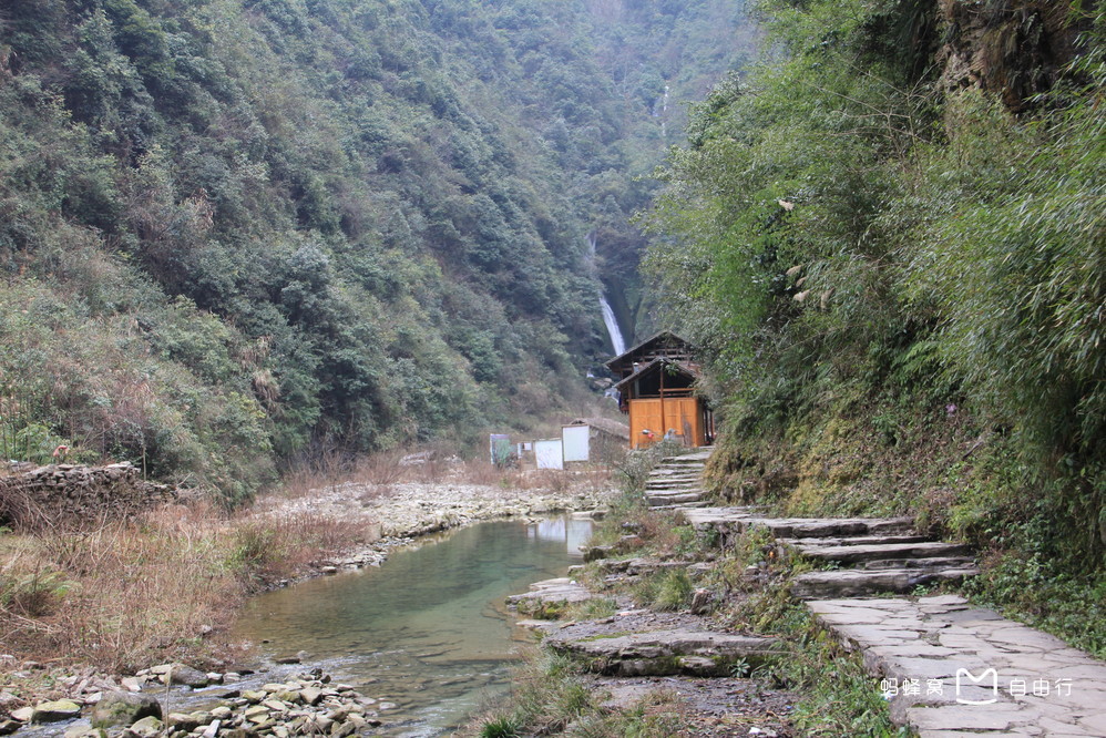  p>德夯苗寨是湖南市湘西州吉首市矮寨镇德夯村,苗文deut hangd,意为"