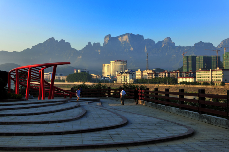  p>张家界,原名" a target="_blank" href="/item/大庸市/742170"