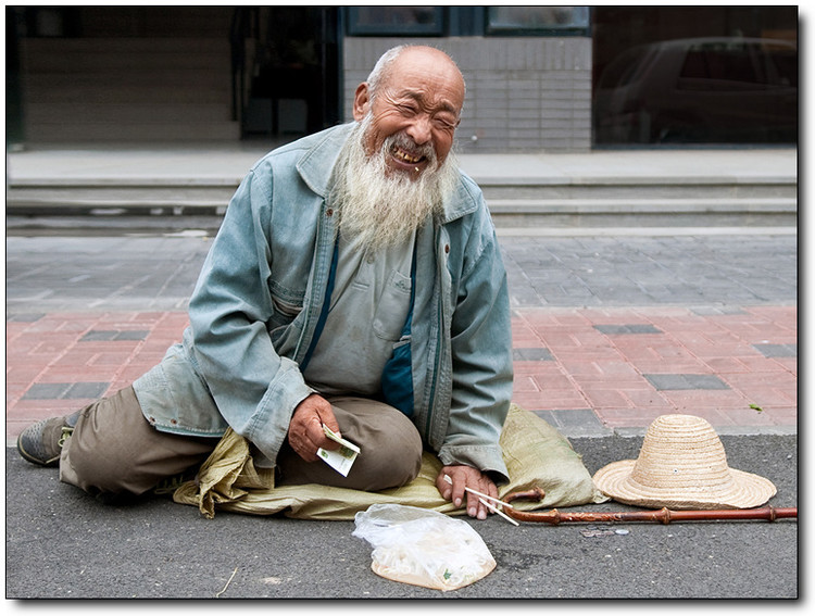 data-id="gnwzgf2tt9">乞丐(beggar)是指以乞讨为生的人,也叫"叫花子"