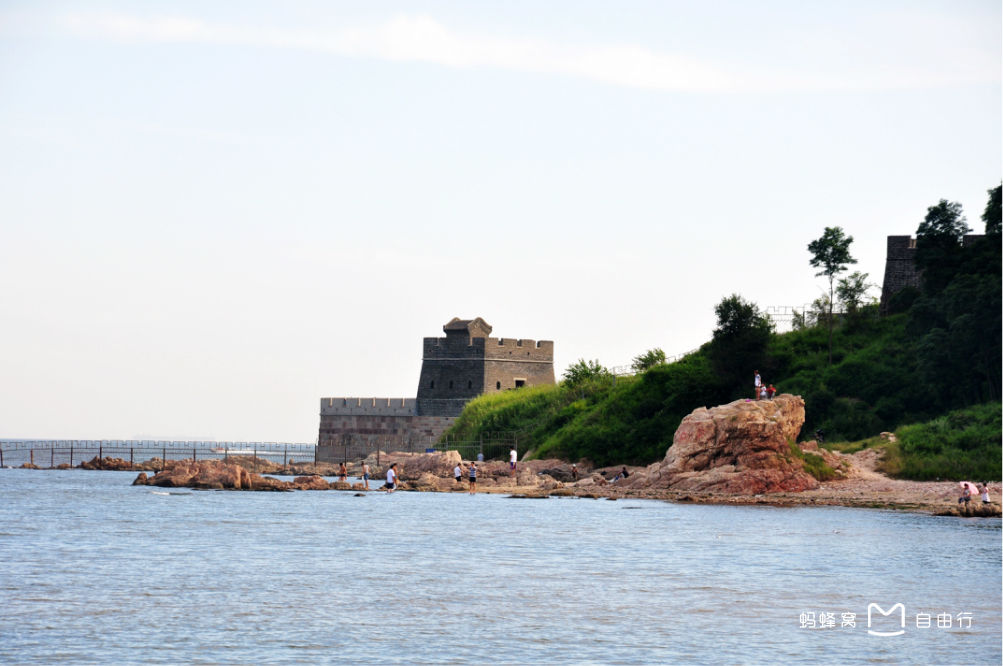  p>老龙头坐落于河北省秦皇岛市山海关区城南4公里的渤海之滨,是明