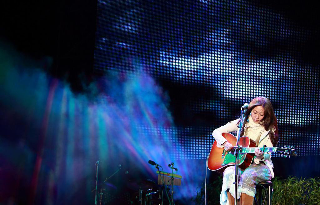  p>陈绮贞(cheer),1975年6月6日出生于台湾省台北市,中国台湾民谣女